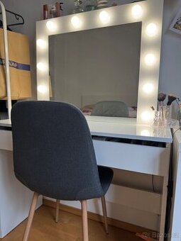 Toaletní stolek s LED osvetlením