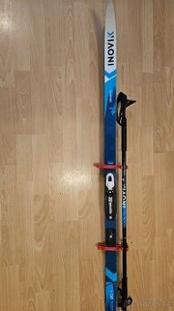 Dětské běžky se šupinami INOVIK, 139cm plus hůlky