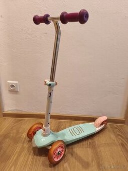 Koloběžka Decathlon se svítícími kolečky