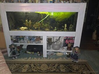 Akvarium 200 L, ozdobný rám s poličkama, světlem, filtrací.