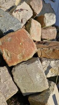 Historická kamenná dlažba s patinou, cca 10-12 m2