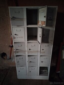 Plechová skříňka na nářadí a příslušenství