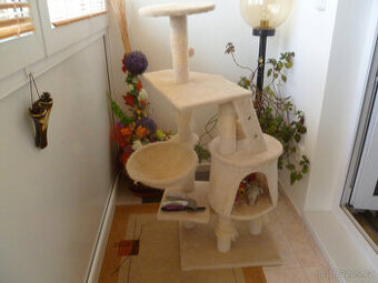 Béžové škrabadlo pro kočky 120 cm