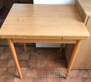 Dřevěný  jídelní rozkládací stolek, nepoužívaný, hezký stav