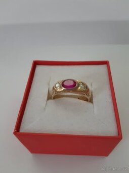 Zlatý prsten s růžovým k.,se dvěma brilianty 0.1CT - 1