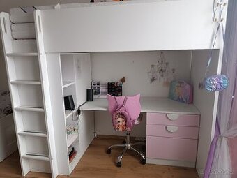 Palanda se stolem a skříní