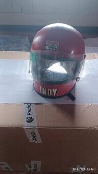 Stará moto helma na veterána