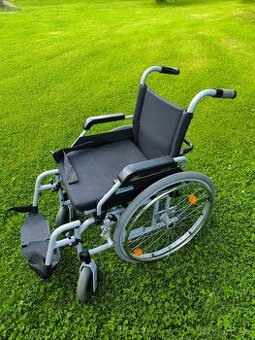 Mechanický invalidní skládací vozík