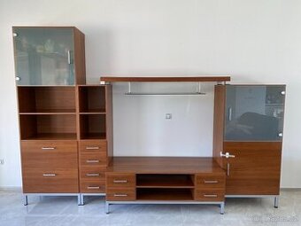 Moderní obývací stěna – ořech/kov/sklo