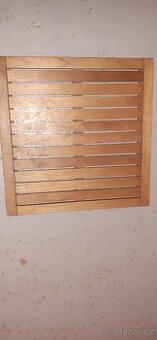 Dřevěná rohožka před vanu