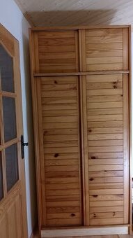 Skříň s posuvnými dveřmi