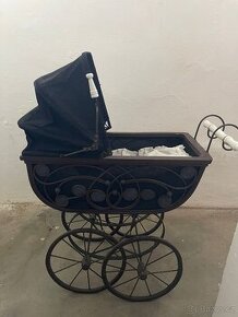 starožitný kočárek pro panenku