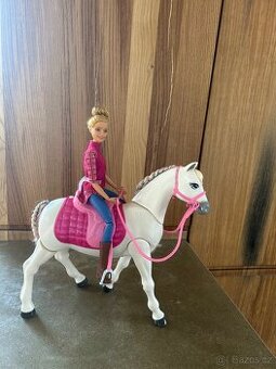 Barbie a chodící kůň