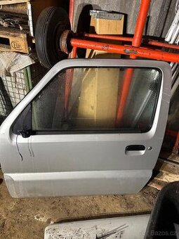 Přední dveře řidiče Suzuki Jimny