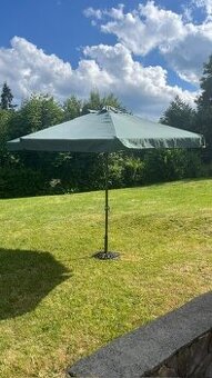 Velký zahradní slunečník s podstavcem