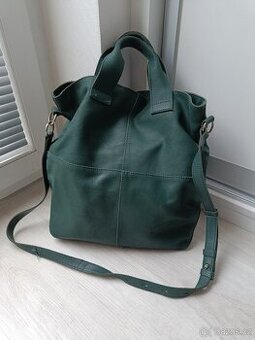 Lahvově zelená kožená taška Zign