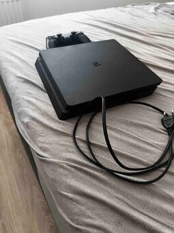 PS4 + několik her na fotce a ovladač