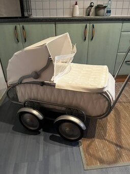 Osmipérák kočárek