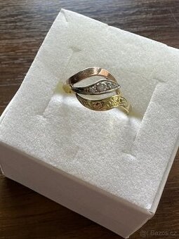 Zlatý dámský prsten, trojí zlato