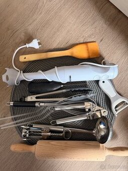 Kuchyňské vybavení – mixér + náčiní (komplet)