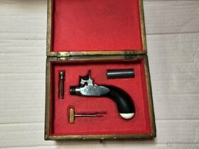 Krásná historická pistole  v dřevěné  kazetě - Souprava