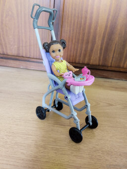 Mattel Barbie chůva s kočárkem