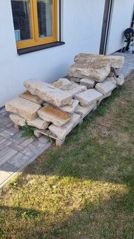 Pískovcové základové kameny štípané