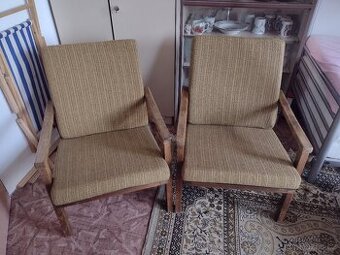 Stará křesla na chatu nebo k renovaci