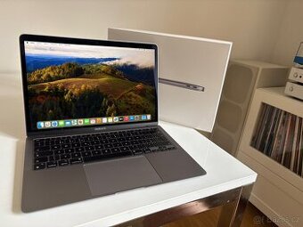 Apple Macbook Air M1 2020 kupován 8/22