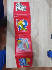 Staré hračky: plastová skládanka a dětský teploměr. - 1
