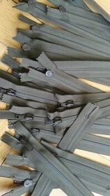 Zip tmavě zelený plastový nedělitelný 16 cm 24ks - 1