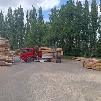 Traktor Scania s hydraulickou rukou a nosičem kontejnerů