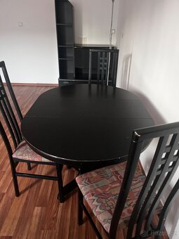 Obyvaci stena, jidelni stul a zidle