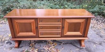 Masivní komoda na nožkách