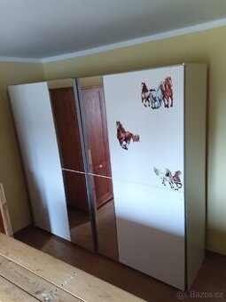 Velká skříň se zrcadlem.