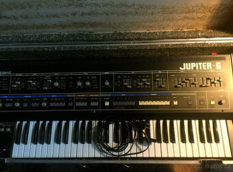 Roland Jupiter 6 - Vintage analogový syntezátor s MIDI, 6 hl