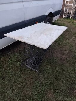 Venkovní stoly s mramorem a dětský ponk