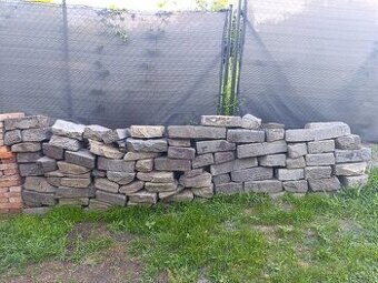 Kočičí hlavy, dlažební kostky, obrubníky