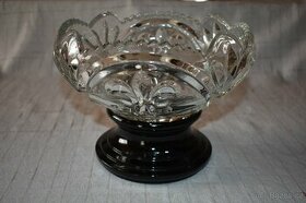 Skleněná mísa s podstavcem