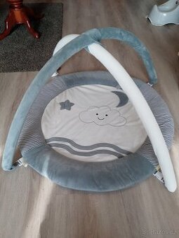 Dětská hrací podložka s hrazdičkou