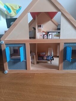 Dřevěný domeček + dřevěný nábytek+příslušenství