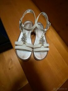 Prodám dívčí sandálky v barvě bílé s kamínky vel.33