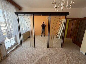 Velká šatní skříň se zrcadly – posuvné dveře