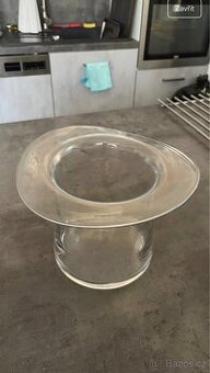 skleněná nádoba váza ve tvaru