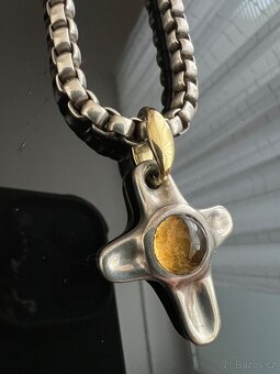 privesek s krizem a šperkovým  kamenem 18k zlato