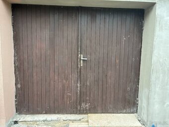 Dvoukřídlá dřevěná garážová vrata