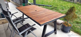 Zahradní stůl