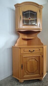 Rohová vitrína s vitráží, masiv, Nábytek s příběhem