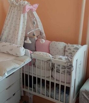 Dětská postýlka s nebesy