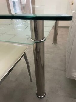 Jídelní skleněný stůl